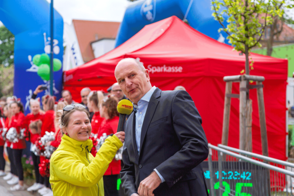Brandenburgs Ministerpräsident Dietmar Woidke gibt Startschuss zum 17. Spreewaldmarathon 2019